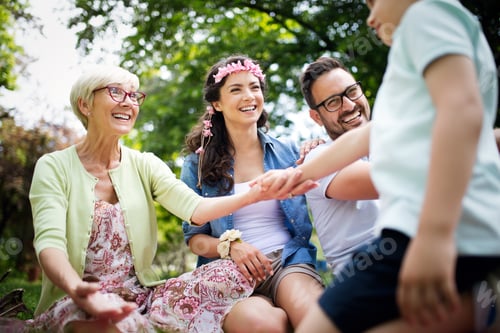 Vista previa: Multi generation family enjoying picnic in a park