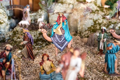 Preview: Religious figures of nativity scene at Christmas.