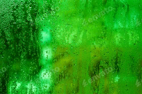 Visualização: lindo fundo verde texturizado de vidro molhado.