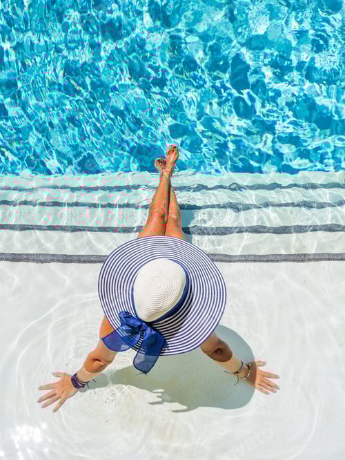 Preview: woman in luxury spa resort near the swimming pool.