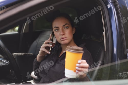 Visualização: mulher morena sentada no carro com uma xícara de café e smartphone