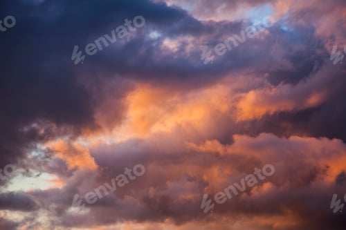 Preview: Low angle view of storm clouds