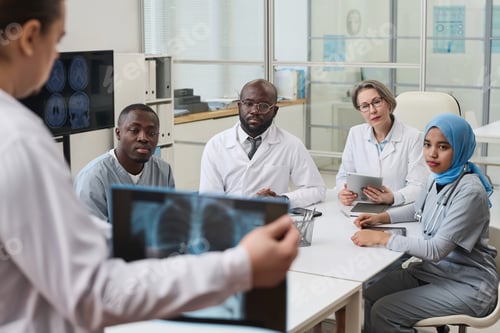 Preview: Doctor discussing x-ray image with his colleagues