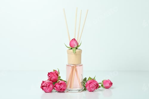 Preview: Diffuser and pink roses on white background