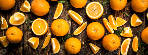 Preview: Fresh oranges with leaves.