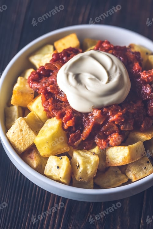 Preview: Portion of patatas bravas with sauces