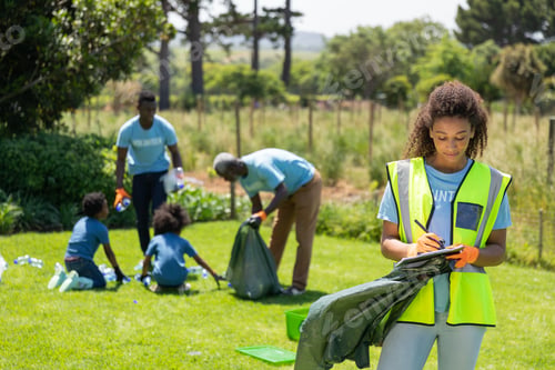 Preview: Volunteers collecting rubbish and recycling
