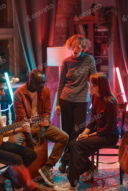 Preview: People singing to the guitar