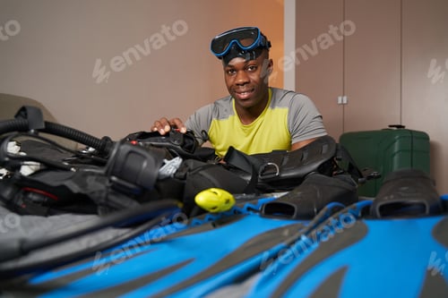 Preview: Mixed-race American assembling suit for scuba diving