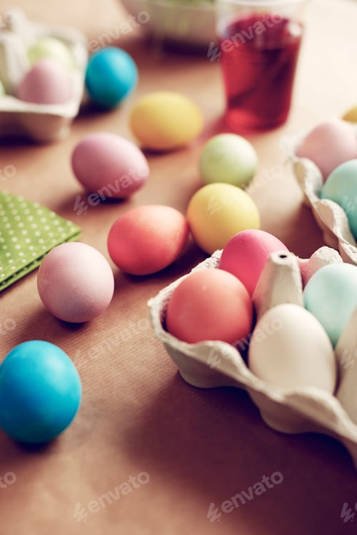 Preview: Side view of painted Easter eggs