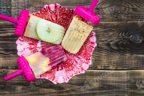 Preview: Homemade Vegan Popsicle from Frozen Apple Juice and Berries