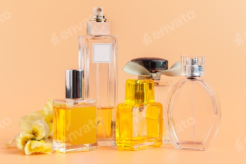 Vista previa: Perfume bottles with flowers petals on beige background