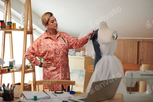 Preview: Fashion Designer Choosing Fabric