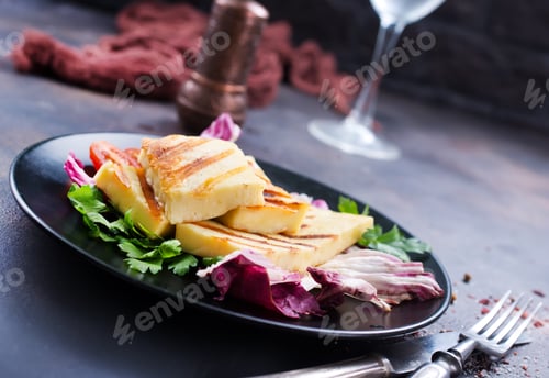 Preview: salad with halloumi