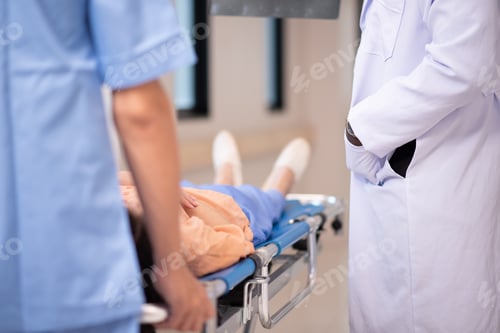 Preview: Doctors working in team at hospital