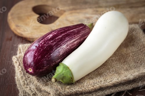 Preview: Fresh raw eggplants