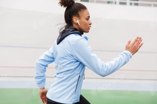 Preview: Beautiful young fit african sportswoman
