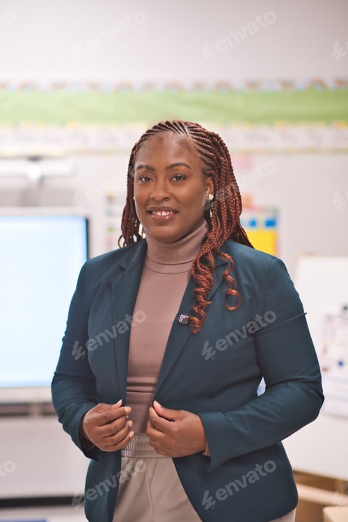 Visualização: Retrato de uma professora afro-americana sorridente e confiante em ternos na classe, vertical