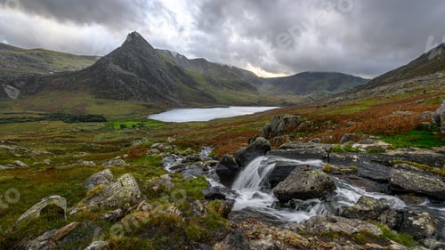 Preview: Scenic view of Tyfan and Llyn Ogwen, Wales