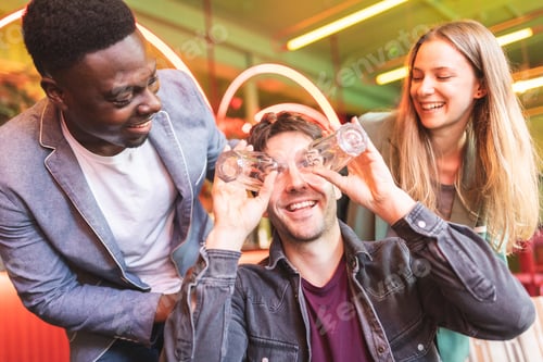 Visualização: Amigos felizes se divertindo no bar com copos vazios