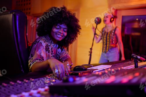 Visualização: Engenheira de som latina hispânica trabalhando com uma cantora em seu estúdio