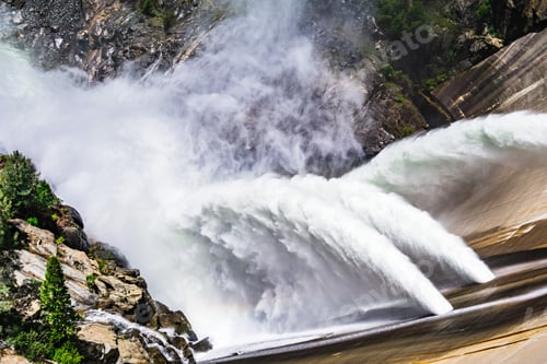 Preview: High debit water release from a dam