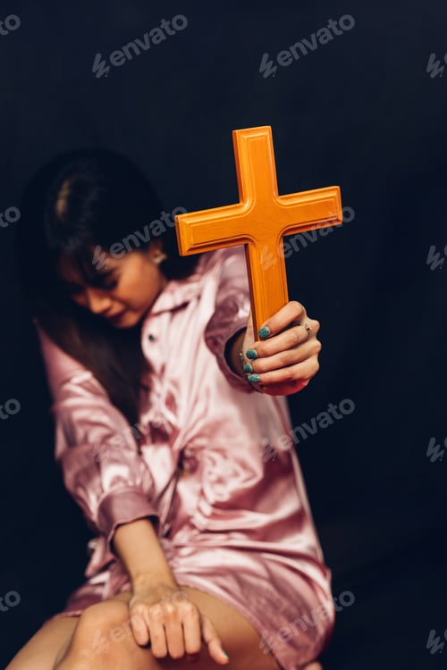 Preview: Woman in religion concept. Hands praying to the GOD while holding a crucifix symbol