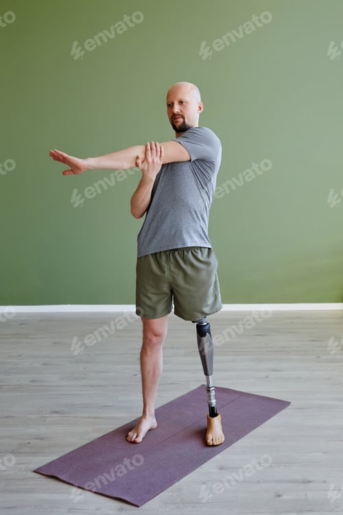 Preview: Adult man with prosthetic leg workout indoors