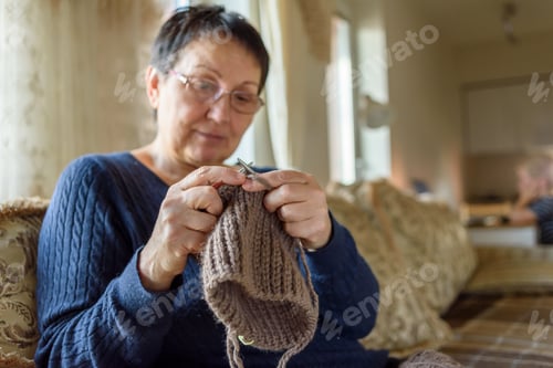 Preview: Mature woman knitting hat