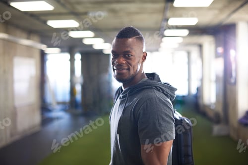 Preview: Fit man in gym