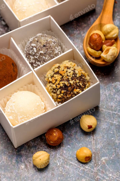 Preview: Assorted candies in a box