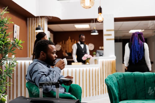 Preview: Businessman drinking coffee in hotel