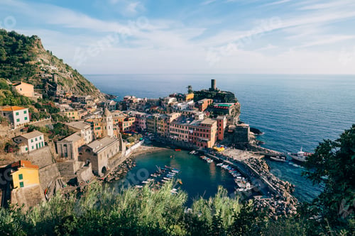 Preview: Scenic view of colorful village Vernazza in Cinque Terre, Italy