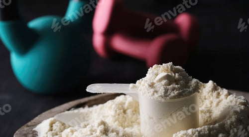 Preview: measuring spoon with dry sports protein rotates on a board
