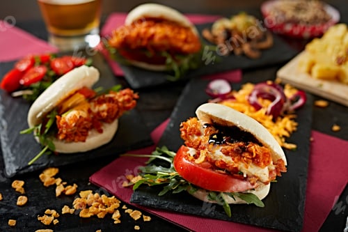 Preview: Burgers of white bread, tomatoes, herbs and chicken fried strips