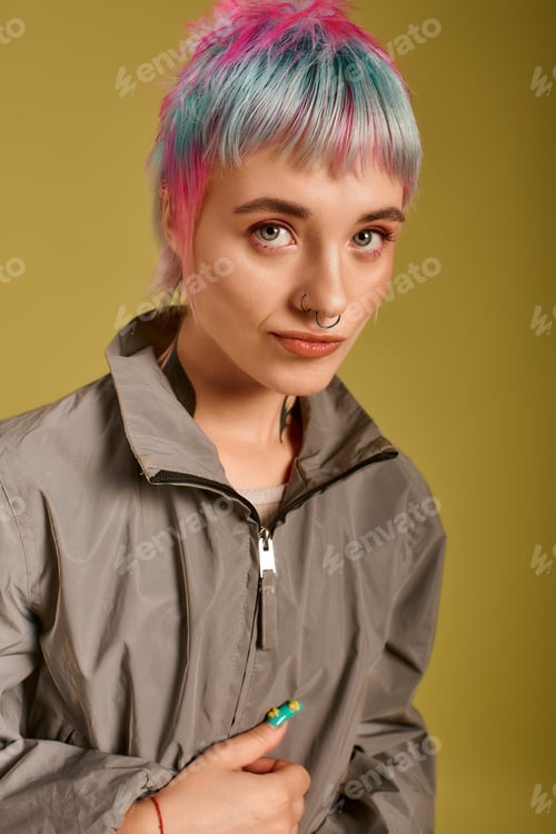 Preview: Creative young woman with colorful hair brings style to the studio setting