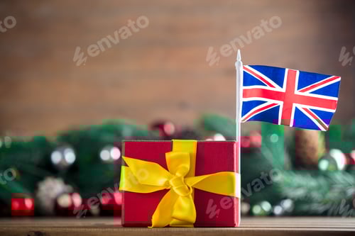 Preview: gift box with UK flag and pine cones