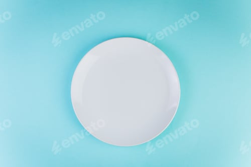 Preview: White plate on the blue background.