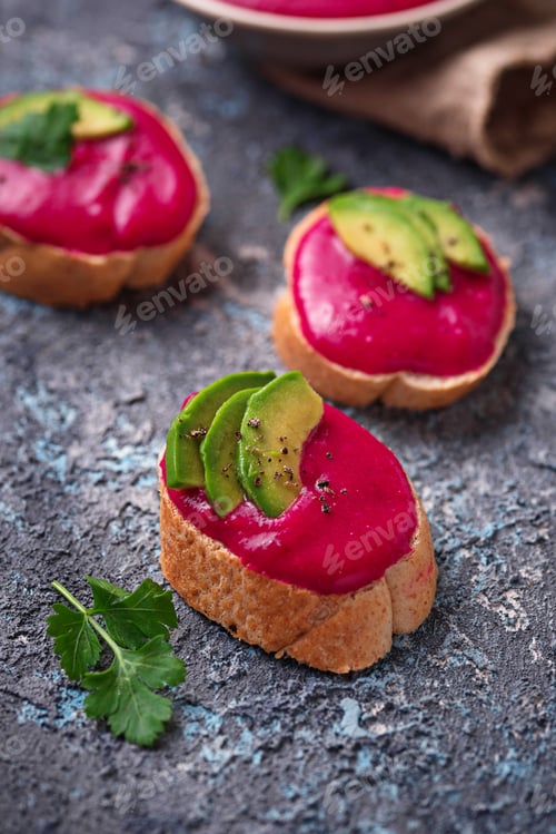 Preview: Healthy vegan toasts with beetroot hummus