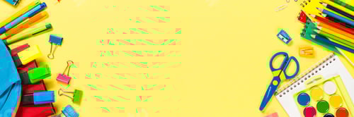 Visualização: Mochila escolar com papel de carta sobre fundo amarelo