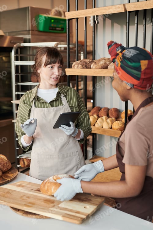 Preview: Women baking bread in bakery