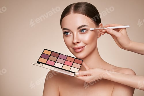 Preview: Makeup artist applies eye shadow