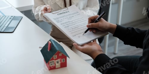 Preview: Real estate brokers point to a contract paper and advise customers to sign their names. customer