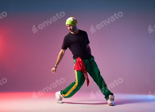 Preview: Break danser practicing in studio