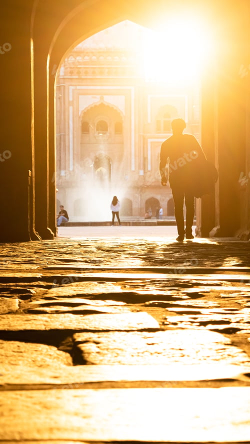 Preview: Dreamy vertical view of an alley in the city