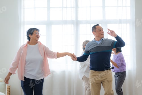 Vista previa: trabajadores, hombre y mujer, ingenieros, caminando e inspeccionando con una suite de trabajo