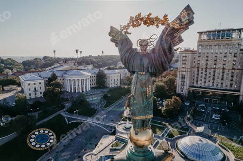 Preview: Maidan Nezalezhnosti square - aerial drone view. Monument of Independence - Berehynia in the center.