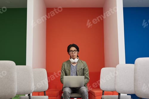 Preview: Student studying online