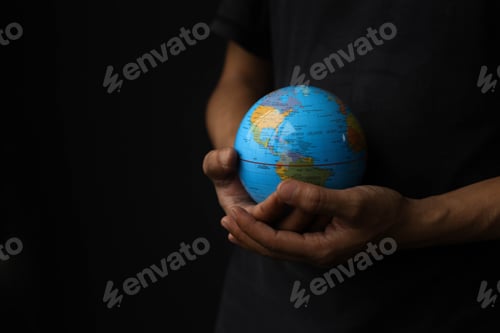 Preview: Hand holding earth globe