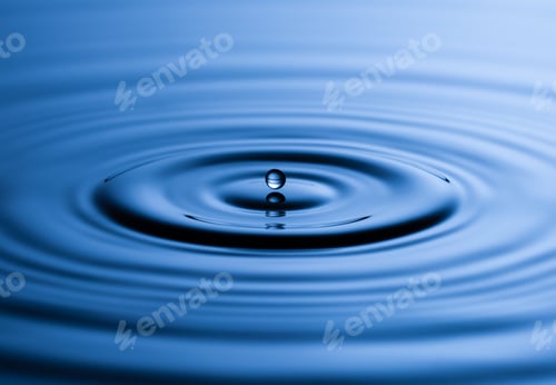 Preview: Blue Water drop falling, macro splash. Natural background
